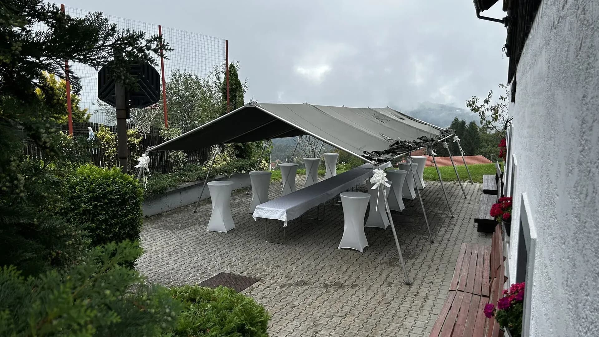 Visoke barske mize Miza Rent na dogodku v Ljubljani